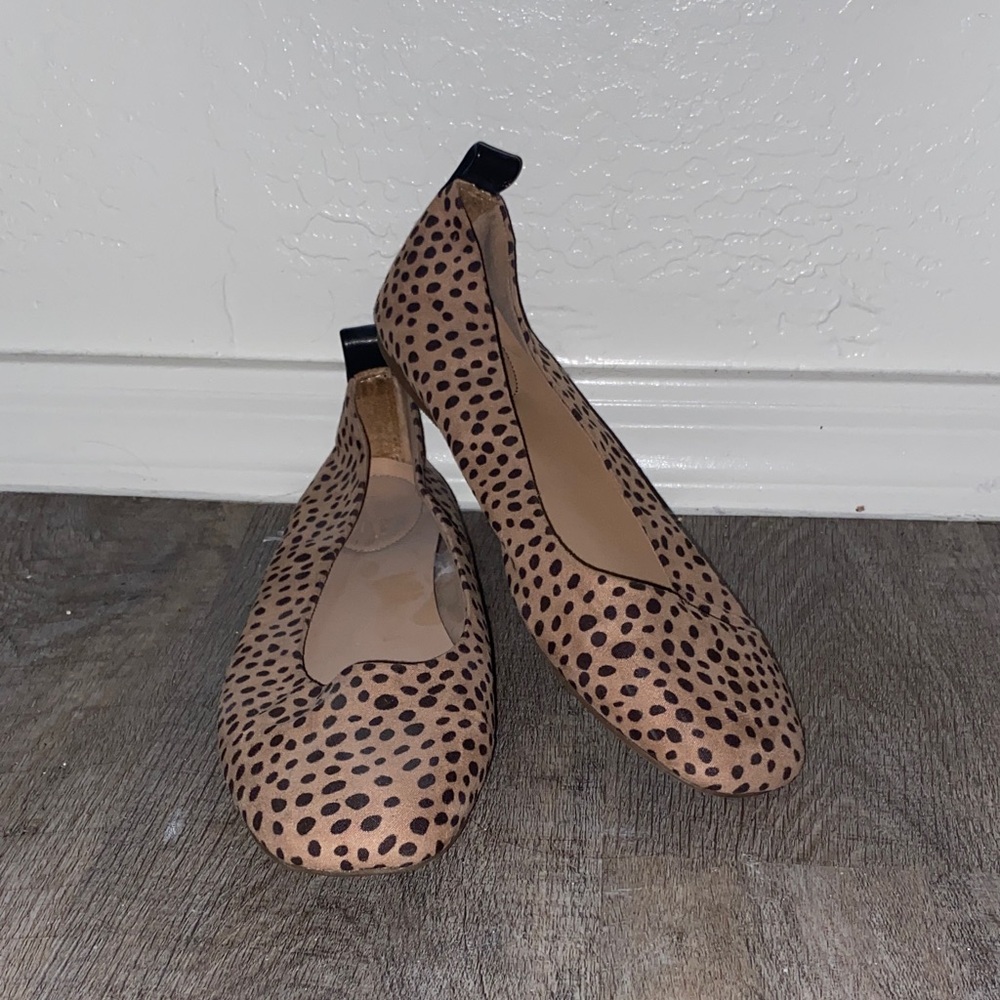 Universal Thread Tan and Black Dotted Flats